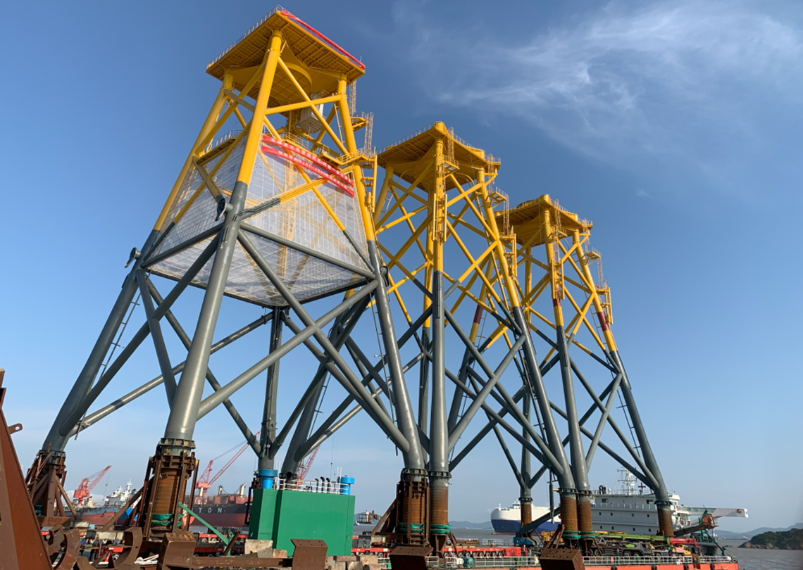 全球首台“导管架风机+网箱”一体化装备滚装移运项目