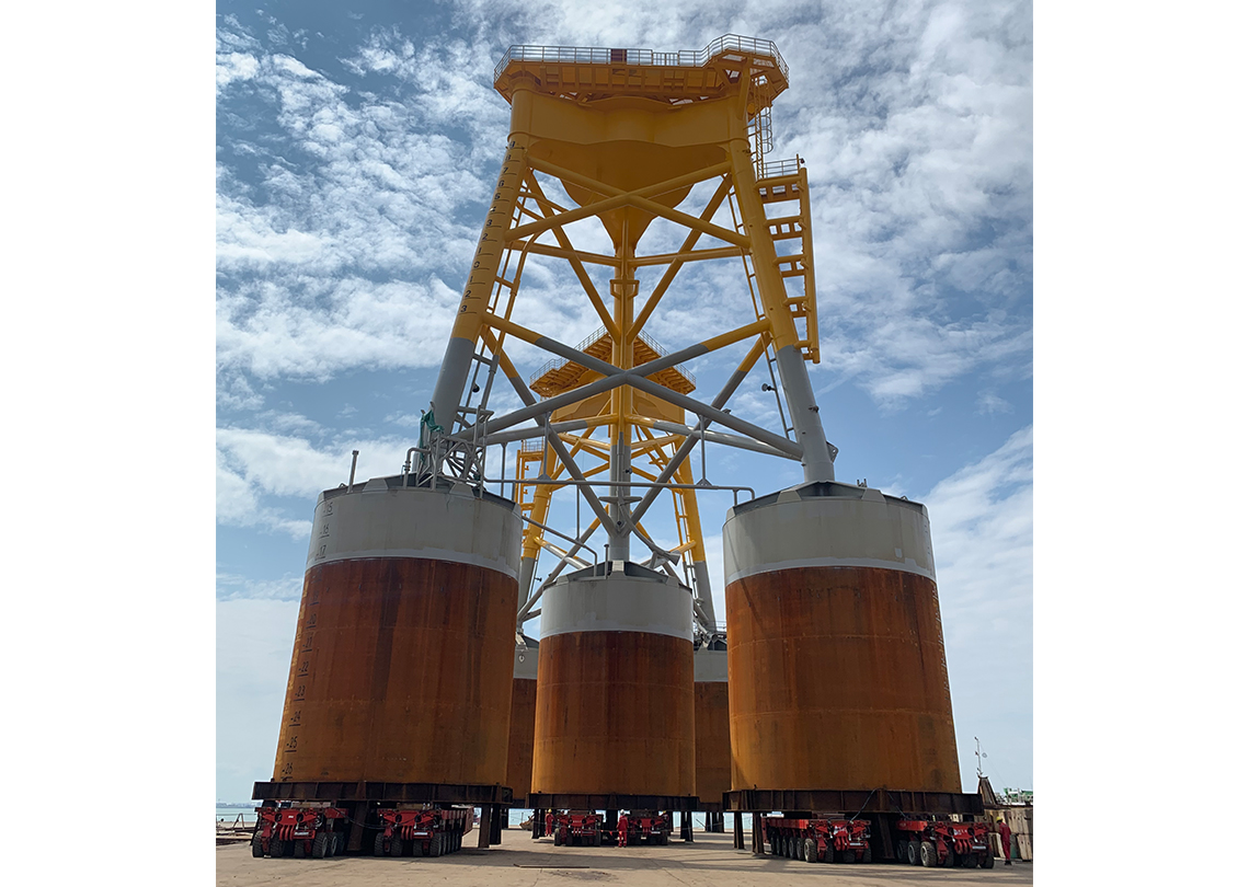 庄河三桩吸力桶式导管架滚装移运项目