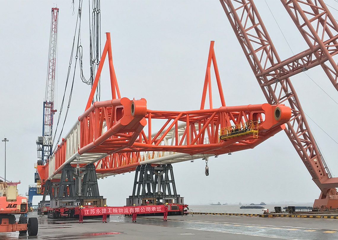 3500吨全回转海洋起重机滚装移运项目