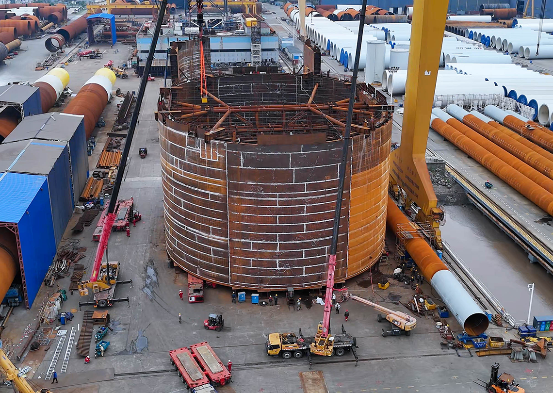 杭州湾跨海铁路桥南航道桥首个2500吨钢吊箱滚装移运项目